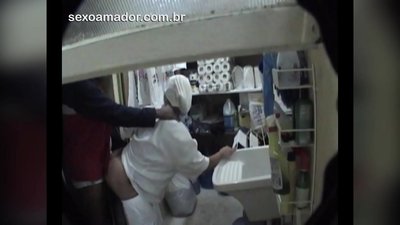 Motoboy ayaa u galmooday haweeney nadiifin ah oo ku sugan makhaayad inta u dhaxaysa dhalmada