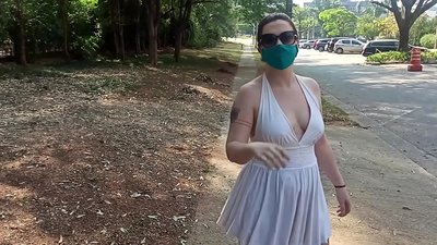Qaawanaan dadweyne: Gabar u dhalatay Ruushka ayaa isku dayday inay dharkeeda iska siibto waddooyinka Rio de Janeiro. Waxay ku sigtay in la xidho.