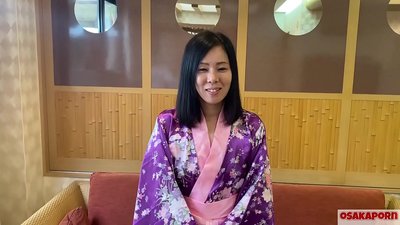 Naag 41 jir ah oo u dhalatay dalka Japan ayaa ninkeeda khiyaamaysay, wiilashuna lacag ayey u galmoodaan. Qaniinyada Aasiya waxay jeceshahay galmada dhogorta timaha madow, tattoos iyo dharbaaxada. siigaysashada doggy taagan IFOM OSAKAPORN